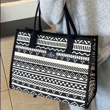 Geantă de damă cu model geometric; material din bumbac și in; formă orizontală pătrată; căptușeală din poliester; buzunare interioare: fermoar, buzunar pentru telefon, buzunar pentru buletin