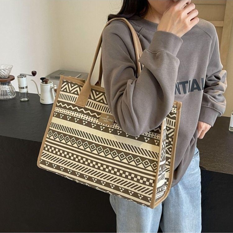 Geantă de damă cu model geometric; material din bumbac și in; formă orizontală pătrată; căptușeală din poliester; buzunare interioare: fermoar, buzunar pentru telefon, buzunar pentru buletin