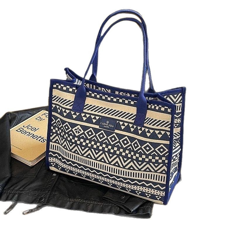 Geantă de damă cu model geometric; material din bumbac și in; formă orizontală pătrată; căptușeală din poliester; buzunare interioare: fermoar, buzunar pentru telefon, buzunar pentru buletin