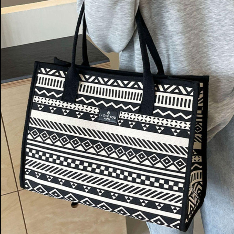 Geantă de damă cu model geometric; material din bumbac și in; formă orizontală pătrată; căptușeală din poliester; buzunare interioare: fermoar, buzunar pentru telefon, buzunar pentru buletin