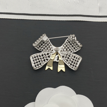 Brošňa z meďe, štýl Malá vôňa, elektroplatovaný povrch, uvedenie v zime 2025