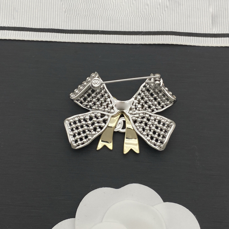 Brošňa z meďe, štýl Malá vôňa, elektroplatovaný povrch, uvedenie v zime 2025