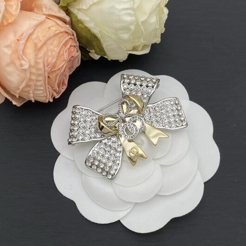 Brošňa z meďe, štýl Malá vôňa, elektroplatovaný povrch, uvedenie v zime 2025