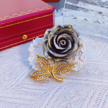 Meďová brošňa s pozlátením a diamantovým osadením, kvetinového tvaru