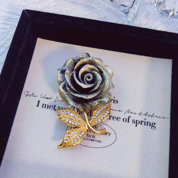 Meďová brošňa s pozlátením a diamantovým osadením, kvetinového tvaru