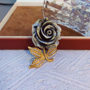 Meďová brošňa s pozlátením a diamantovým osadením, kvetinového tvaru