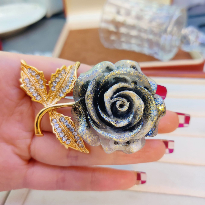 Meďová brošňa s pozlátením a diamantovým osadením, kvetinového tvaru