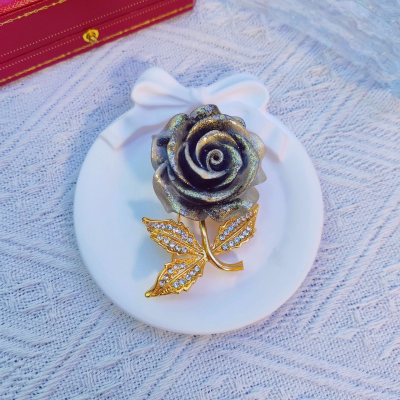 Meďová brošňa s pozlátením a diamantovým osadením, kvetinového tvaru