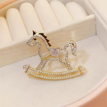 Broš s prorezanim konjićem, legura, elektroplatiranje, lagani luksuzni stil