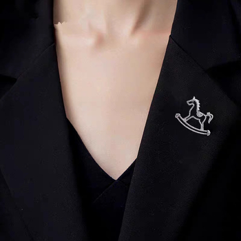 Broš s prorezanim konjićem, legura, elektroplatiranje, lagani luksuzni stil