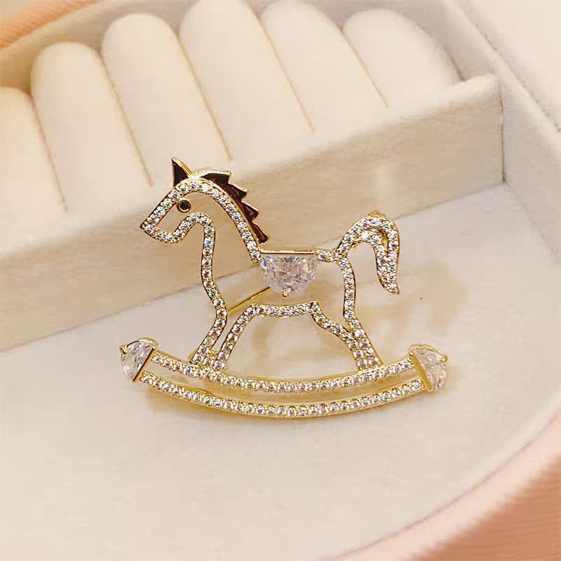 Broš s prorezanim konjićem, legura, elektroplatiranje, lagani luksuzni stil