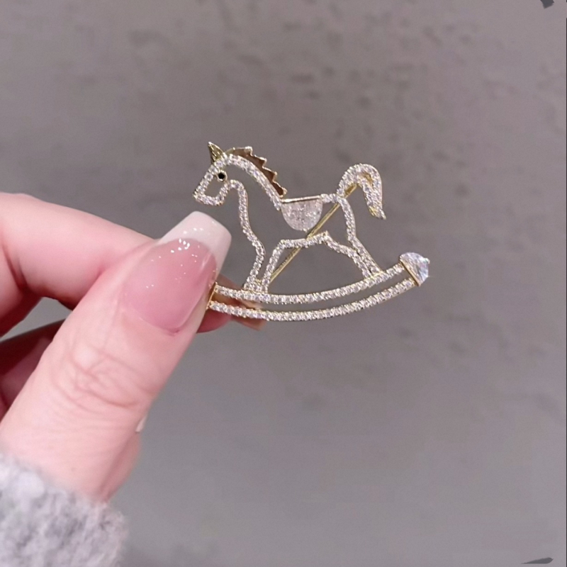 Broš s prorezanim konjićem, legura, elektroplatiranje, lagani luksuzni stil