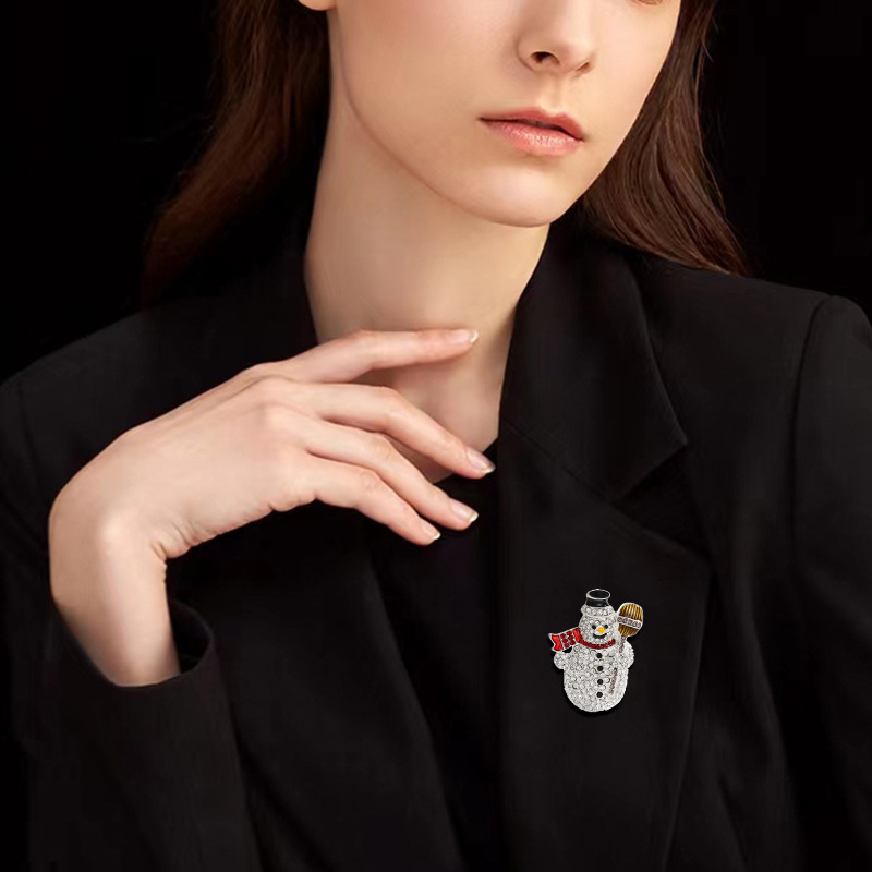 Broșă Om de zăpadă de Crăciun, geometrică, din aliaj de zinc, finisaj tăiat cu diamant (unisex, primăvara 2024)