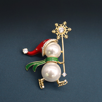 Broșă | Om de zăpadă de Crăciun și fulg de zăpadă cu design de schi, perlă artificială, cui creativ | aliaj, placare electrolitică, Brand: Doli Jewelry, Pentru femei