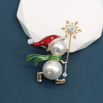 Broșă | Om de zăpadă de Crăciun și fulg de zăpadă cu design de schi, perlă artificială, cui creativ | aliaj, placare electrolitică, Brand: Doli Jewelry, Pentru femei