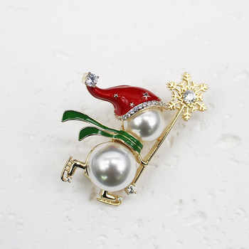Broșă | Om de zăpadă de Crăciun și fulg de zăpadă cu design de schi, perlă artificială, cui creativ | aliaj, placare electrolitică, Brand: Doli Jewelry, Pentru femei