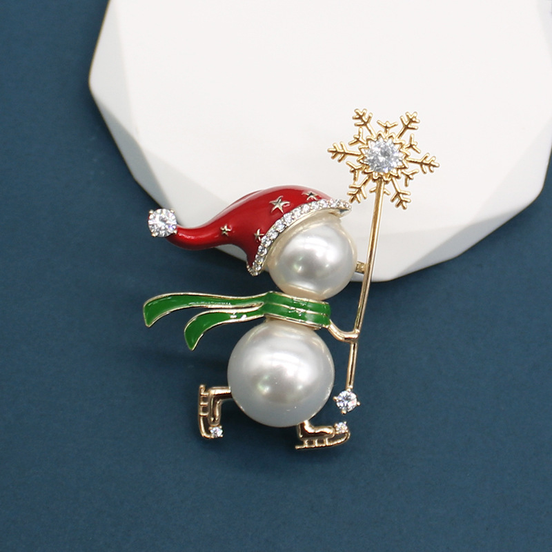 Broșă | Om de zăpadă de Crăciun și fulg de zăpadă cu design de schi, perlă artificială, cui creativ | aliaj, placare electrolitică, Brand: Doli Jewelry, Pentru femei