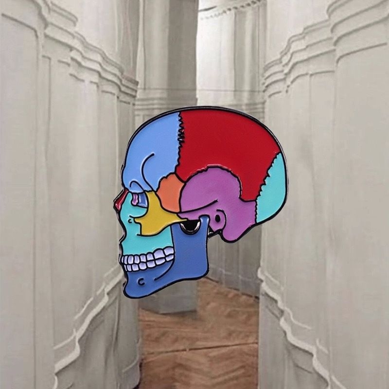 Fémpunk koponya kitűző zománc dizájnnal (anyag: fém; stílus: rajzfilmszereplők; kezelés: elektroplakálás; funkciók: dekoráció, ajándék, kettős használat)