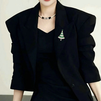 Brošňa s vianočným stromčekom, meďou vsadená a zirkónmi, vzor kvetov a listov