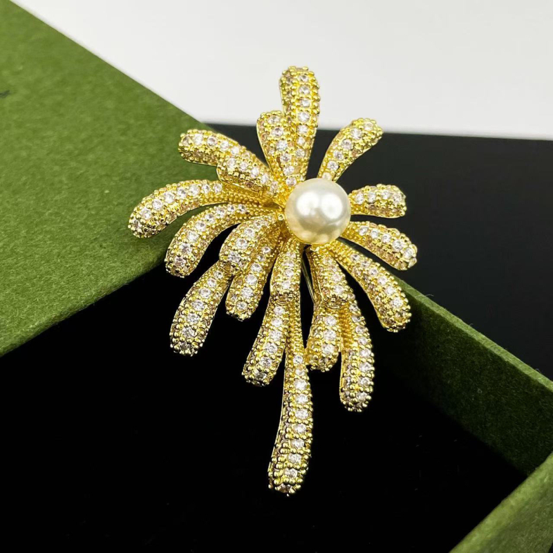 Réz brooch cirkónos bevéséssel, elektroplattolt felület, divatos ruházati kiegészítő