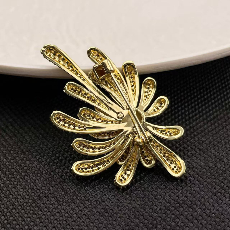 Réz brooch cirkónos bevéséssel, elektroplattolt felület, divatos ruházati kiegészítő