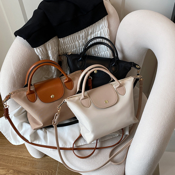 Crossbody táska, dumpling-stílus, nylon anyagból, fedéllel és cipzáras zárással, városi minimalizmus