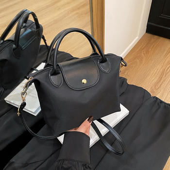 Crossbody táska, dumpling-stílus, nylon anyagból, fedéllel és cipzáras zárással, városi minimalizmus