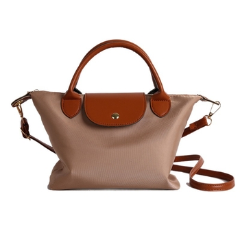 Crossbody táska, dumpling-stílus, nylon anyagból, fedéllel és cipzáras zárással, városi minimalizmus