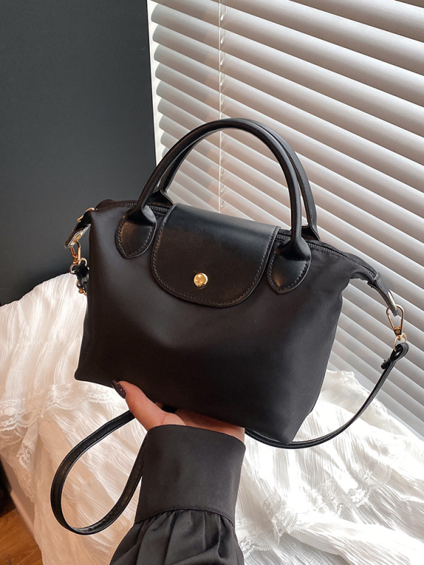 Crossbody táska, dumpling-stílus, nylon anyagból, fedéllel és cipzáras zárással, városi minimalizmus