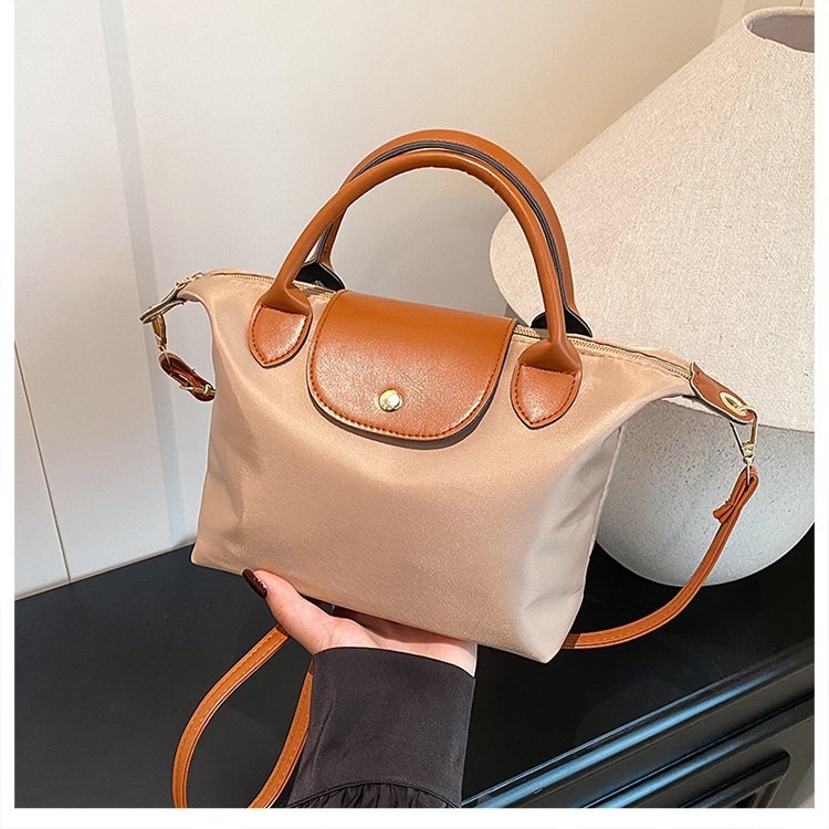 Crossbody táska, dumpling-stílus, nylon anyagból, fedéllel és cipzáras zárással, városi minimalizmus