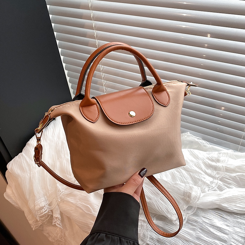 Crossbody táska, dumpling-stílus, nylon anyagból, fedéllel és cipzáras zárással, városi minimalizmus