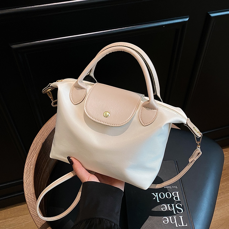 Crossbody táska, dumpling-stílus, nylon anyagból, fedéllel és cipzáras zárással, városi minimalizmus