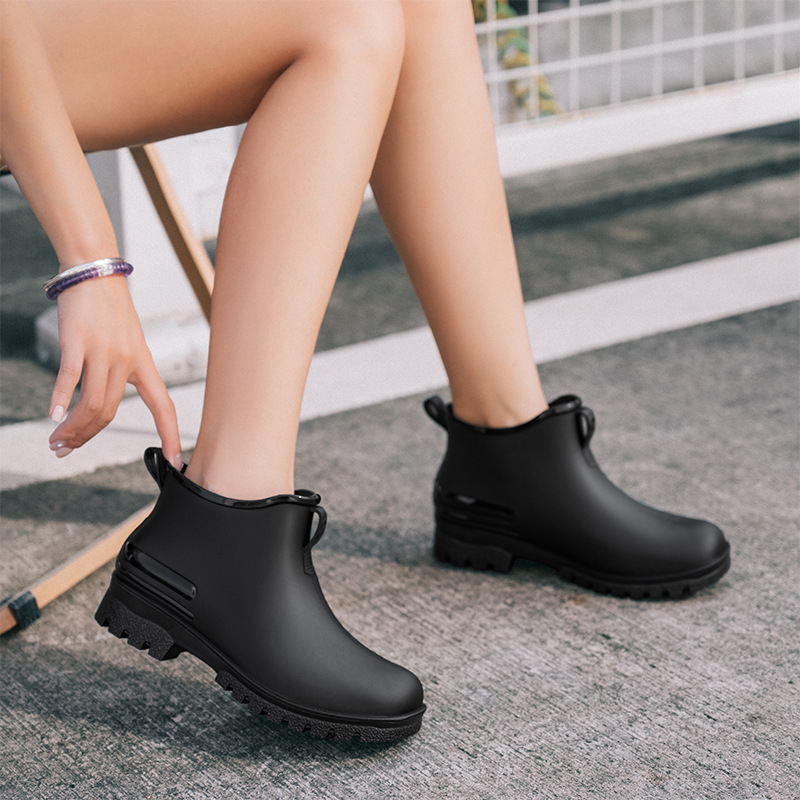 Ženske kišne čizme, PVC gornji dio, nizak cilindar, pet 1–3 cm, jednobojne, vodonepropusne