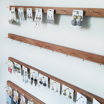 Raft de afișare pentru bijuterii montat pe perete, din lemn, cu etaje duble și inserții de jad, execuție cu artă din fier