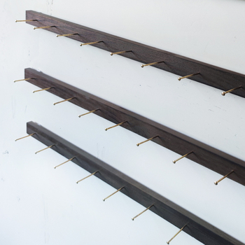 Raft de afișare pentru bijuterii montat pe perete, din lemn, cu etaje duble și inserții de jad, execuție cu artă din fier