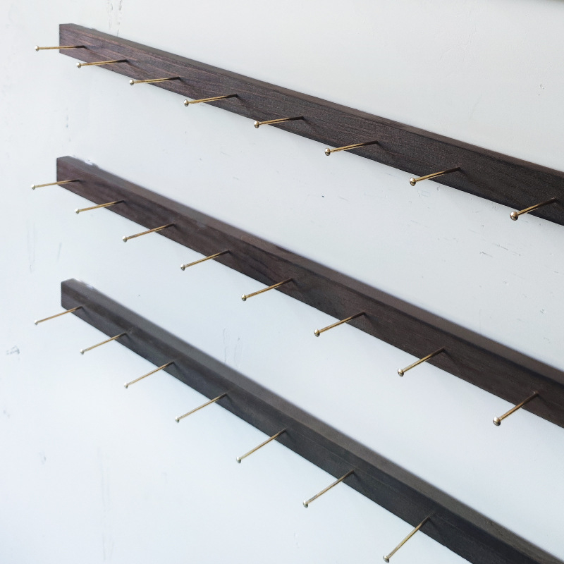 Raft de afișare pentru bijuterii montat pe perete, din lemn, cu etaje duble și inserții de jad, execuție cu artă din fier