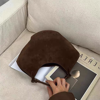 Geantă tote din piele întoarsă, cu formă ovală, deschidere expusă, căptușeală din piele de vițel, cu strat intermediar