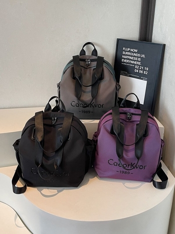 Rucsac feminin ușor, stil urban minimalist — capacitate sub 20 L, încap laptop de 8 inci, nailon, multifuncțional