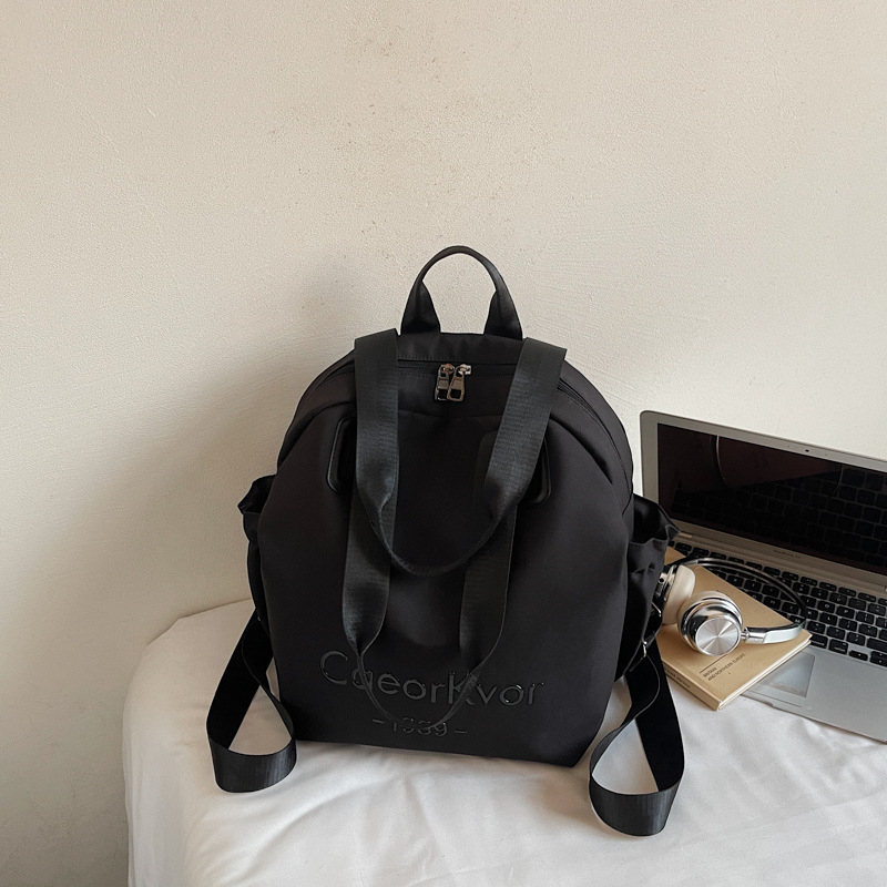Rucsac feminin ușor, stil urban minimalist — capacitate sub 20 L, încap laptop de 8 inci, nailon, multifuncțional