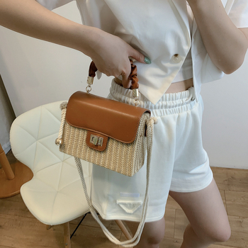 Szalmából készült doboz táska – vízszintes négyszögletes forma, zárófedél, poliészter bélés, háromdimenziós külső