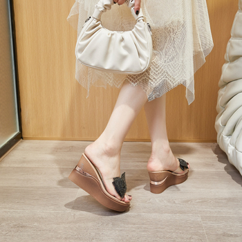 Papuci platformă wedge: partea superioară din plastic, talpă din material compozit, căptușeală din microfibră, închidere cu șiret