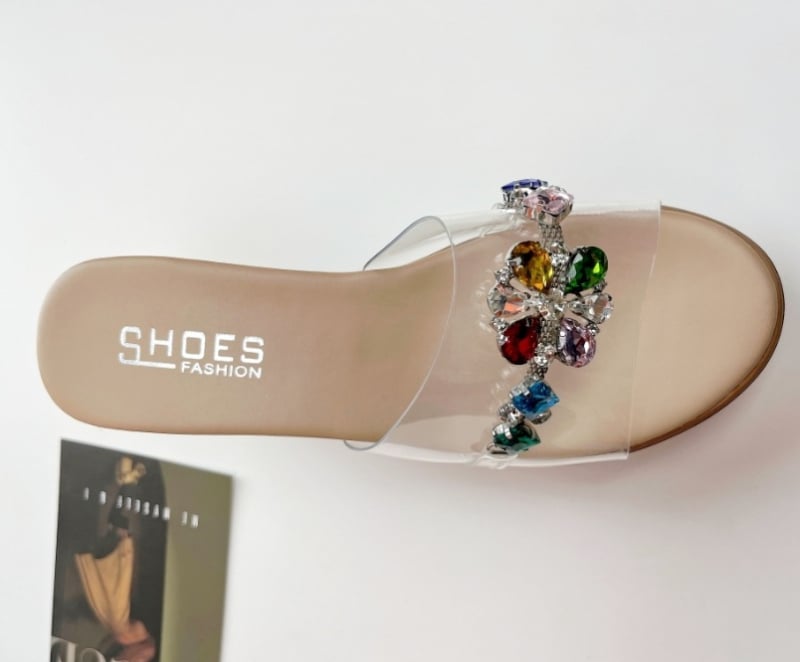 Papuci platformă wedge: partea superioară din plastic, talpă din material compozit, căptușeală din microfibră, închidere cu șiret