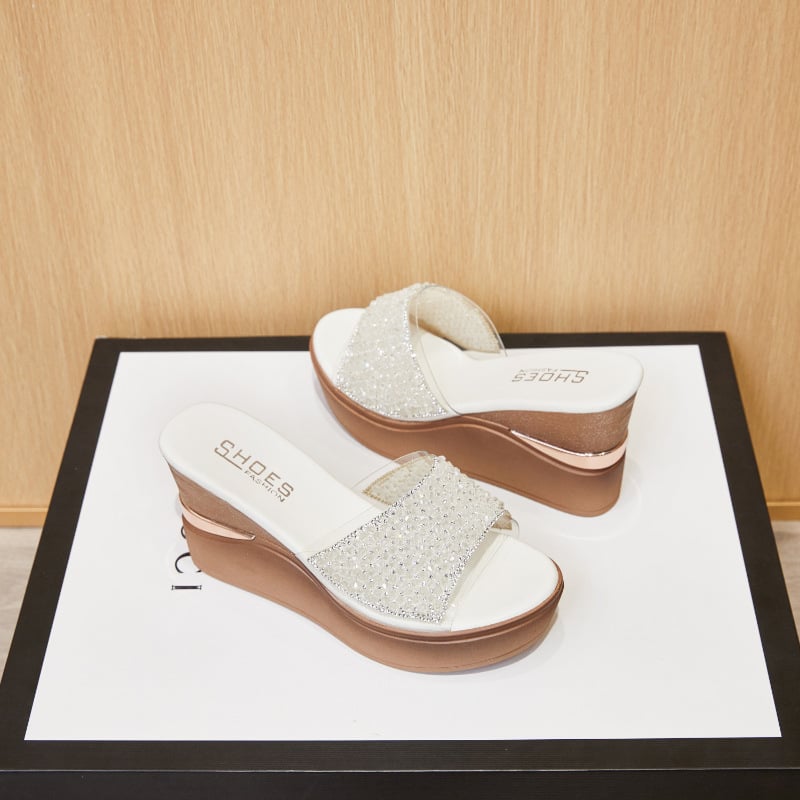 Papuci platformă wedge: partea superioară din plastic, talpă din material compozit, căptușeală din microfibră, închidere cu șiret