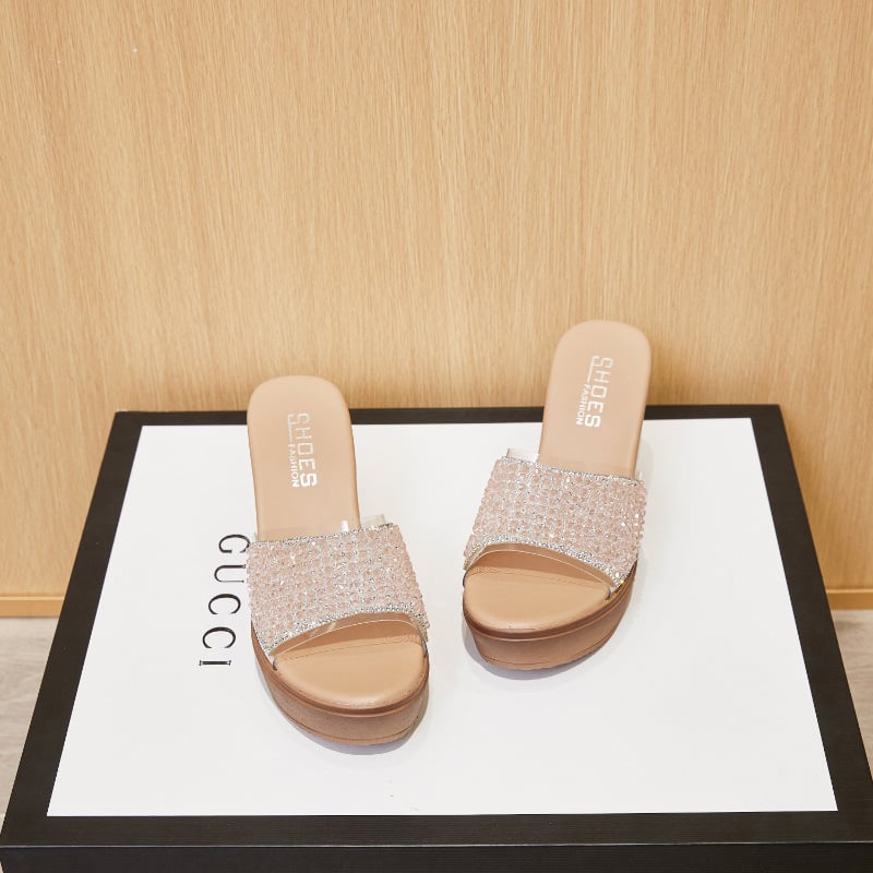 Papuci platformă wedge: partea superioară din plastic, talpă din material compozit, căptușeală din microfibră, închidere cu șiret