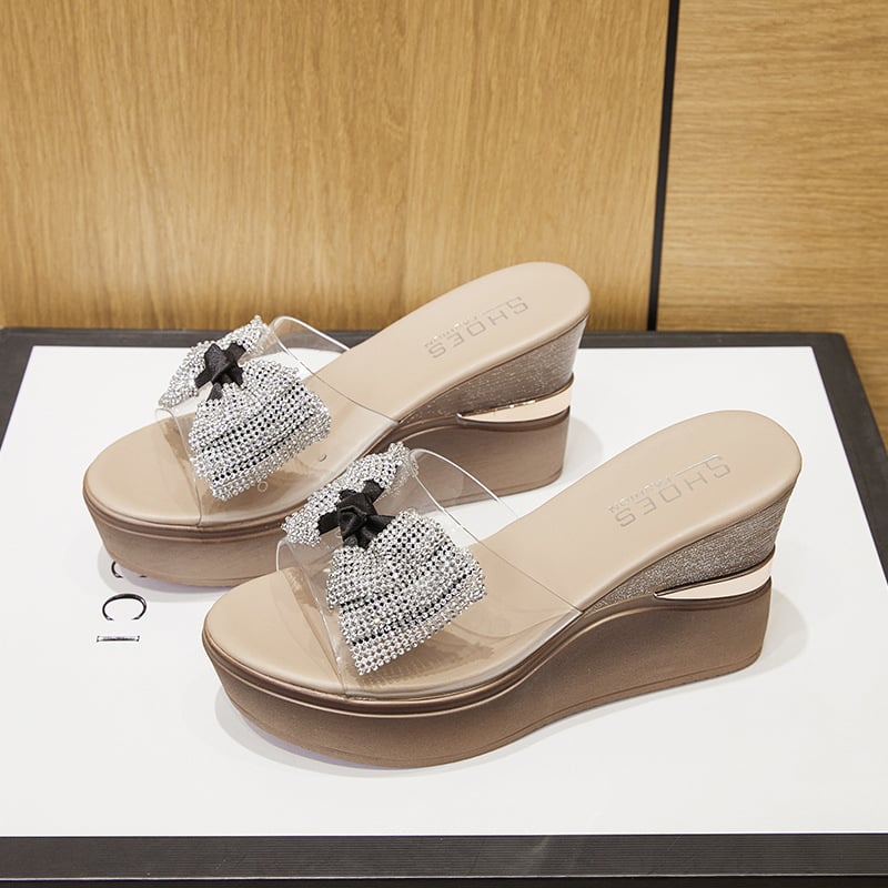 Papuci platformă wedge: partea superioară din plastic, talpă din material compozit, căptușeală din microfibră, închidere cu șiret