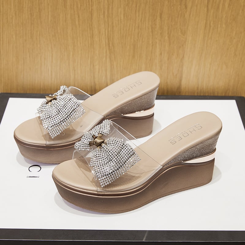 Papuci platformă wedge: partea superioară din plastic, talpă din material compozit, căptușeală din microfibră, închidere cu șiret