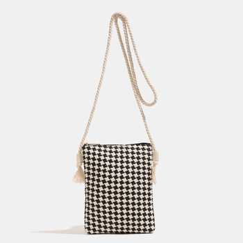 Szalmából készült váll- és keresztpántos táska, vertikális négyzetes formájú, irodalmi és nemzetiségi stílus, cipzár és telefonzseb