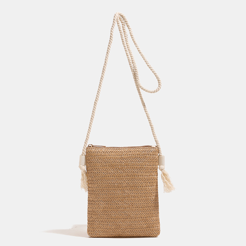 Szalmából készült váll- és keresztpántos táska, vertikális négyzetes formájú, irodalmi és nemzetiségi stílus, cipzár és telefonzseb