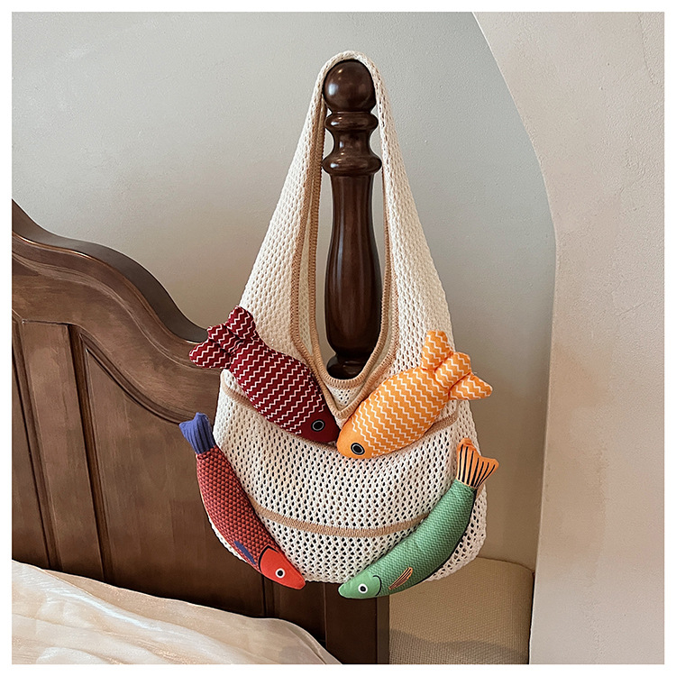 Láncos vállon átívelő tote táska pamut-lén anyagból, függőleges négyzet alak, cipzáros nyitás, poliészter bélés