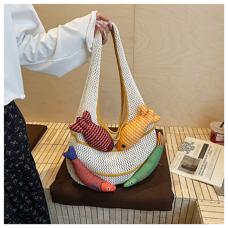 Láncos vállon átívelő tote táska pamut-lén anyagból, függőleges négyzet alak, cipzáros nyitás, poliészter bélés